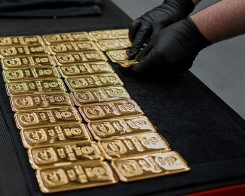 Giá vàng mất mốc 4.500 USD/oz, quỹ lớn nhất thế giới bán hàng tạ vàng