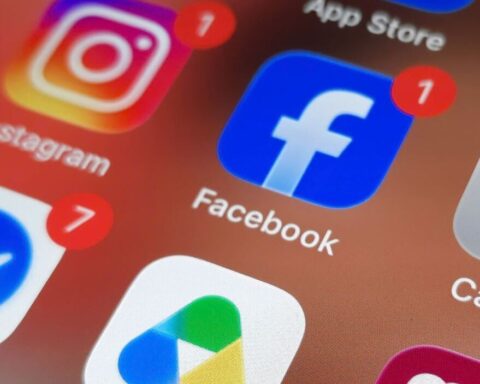 Xôn xao tin thu phí người dùng, đại diện Facebook nói gì?