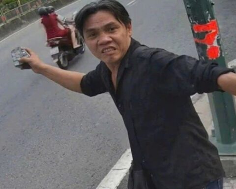 Người đàn ông phá hoại loạt tủ đổi pin xe điện
