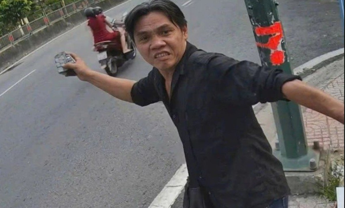 Người đàn ông phá hoại loạt tủ đổi pin xe điện