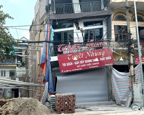 Đào móng khiến nhà hàng xóm nứt toác, nguy cơ sập đổ