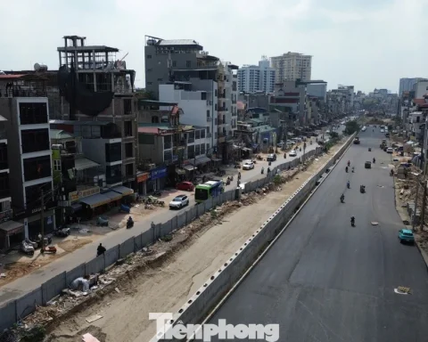 Cận cảnh 500m đường Vành đai 1 Hoàng Cầu – Voi Phục vừa hoàn thành thảm nhựa