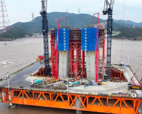 Phát hiện Trung Quốc cắm 18 cọc thép dài gần 90 mét ở giữa sông, ‘tháp’ cao bằng toà nhà 100 tầng sắp lộ diện