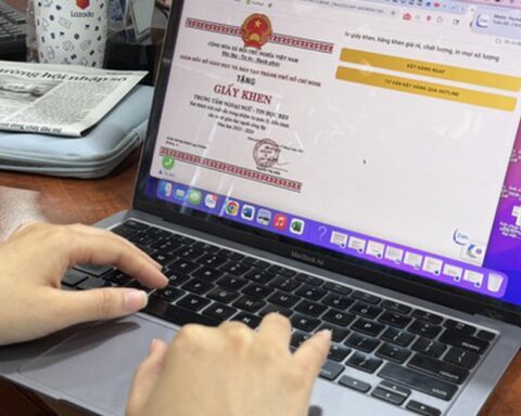 Công an TPHCM cảnh báo phụ huynh thích khoe giấy khen lên mạng