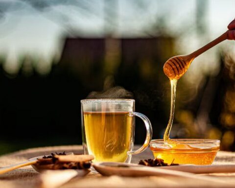 Người phụ nữ uống nước pha mật ong suốt 1 năm, đi khám sức khỏe bác sĩ bất ngờ hỏi: “Chị đã làm gì vậy?”