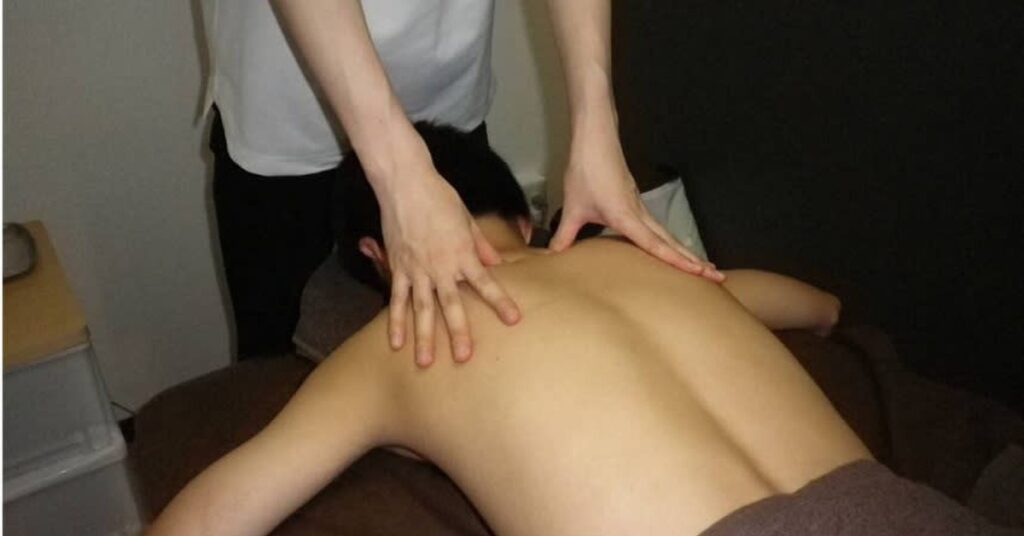 Chàng trai 27 tuổi tê liệt từ ngực trở xuống, suýt tàn tật cả đời sau 1 lần đi mát xa