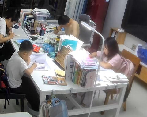 Cảnh tượng lúc 8h tối trong phòng khách một gia đình gây tranh cãi