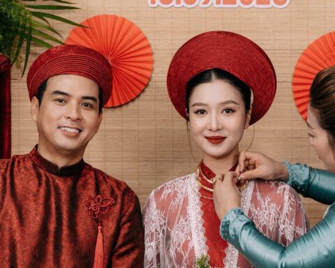 Chàng trai làm quản lý karaoke “tay vịn” lấn sân showbiz, cưới vợ kém 17 tuổi tuyên bố “tất cả tiền của anh là của em”!