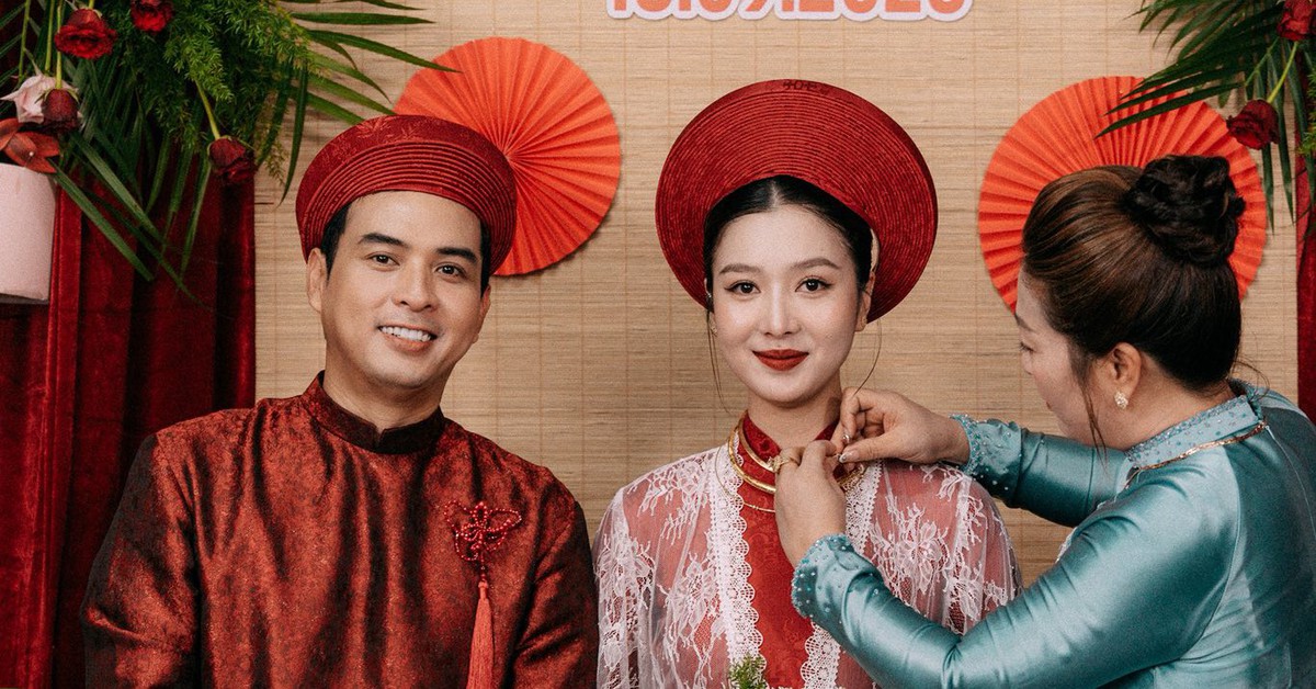 Chàng trai làm quản lý karaoke “tay vịn” lấn sân showbiz, cưới vợ kém 17 tuổi tuyên bố “tất cả tiền của anh là của em”!