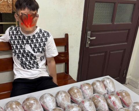 Bắt giữ Phạm Bình Nguyên SN 2002, thu giữ 26 vật lạ hình cầu quấn kín nylon