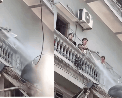 Bức xúc cảnh người đàn ông cầm vòi xịt nước vào thợ tháo dỡ công trình đang ngồi trên mái nhà ở Hà Nội: Công an vào cuộc xác minh