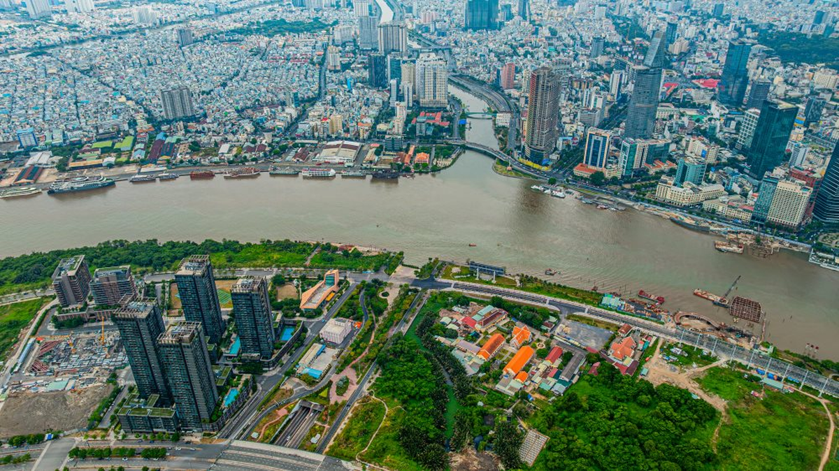 Ít ai ngờ, khối bê tông hơn 100.000 tấn được dìm sâu 27m dưới lòng sông, tiếng “rầm” vang lên sau đó tạo nên kỳ tích lớn nhất Đông Nam Á