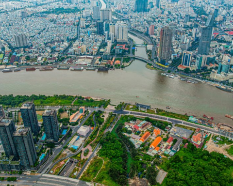 Khối bê tông hơn 100.000 tấn được dìm sâu 27m dưới lòng sông, tiếng “rầm” vang lên sau đó tạo nên kỳ tích lớn nhất Đông Nam Á