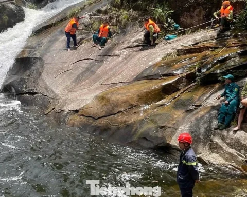 Nữ du khách mất tích sau khi trượt chân ngã xuống suối ở Lào Cai