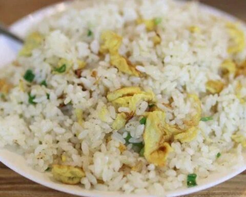 Ăn cơm kiểu này, người đàn ông phải đi cấp cứu, nằm phòng ICU