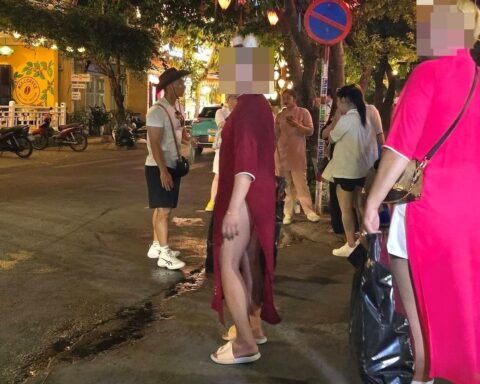Xác minh vụ du khách nước ngoài mặc áo dài phối bikini gây bức xúc ở Hội An