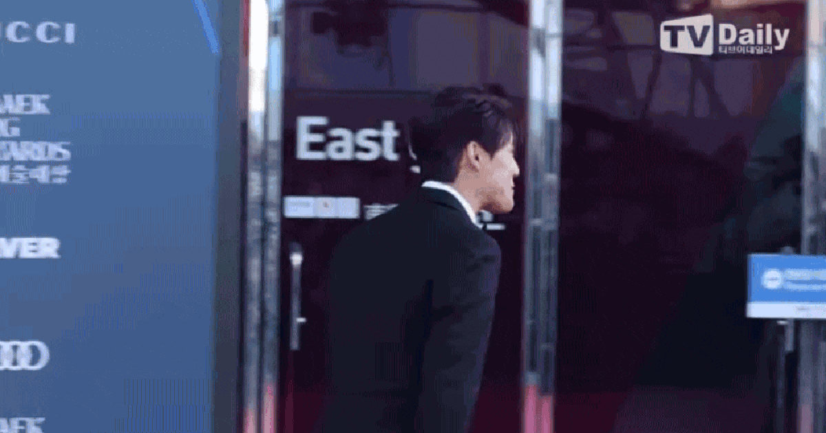 Kinh hoàng nhóm nhạc nam bị fan cuồng đột nhập nhà, lén hôn lúc đang ngủ