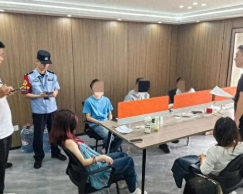 Đột kích một căn hộ khả nghi, cảnh sát phát hiện nhiều thanh niên ngồi thành vòng tròn, chăm chú mở tài khoản ngân hàng