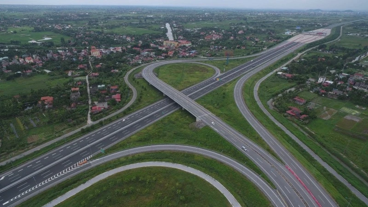 Đề xuất ‘lên đời’ nhiều tuyến đường huyết mạch