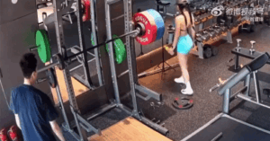 Clip đang viral: Thanh niên tháo tạ làm rơi thẳng vào chân 1 bạn nữ trong phòng gym, tình trạng hiện tại của nạn nhân