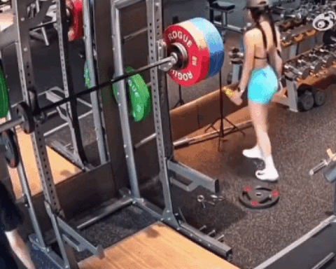 Clip đang viral: Thanh niên tháo tạ làm rơi thẳng vào chân 1 bạn nữ trong phòng gym, tình trạng hiện tại của nạn nhân