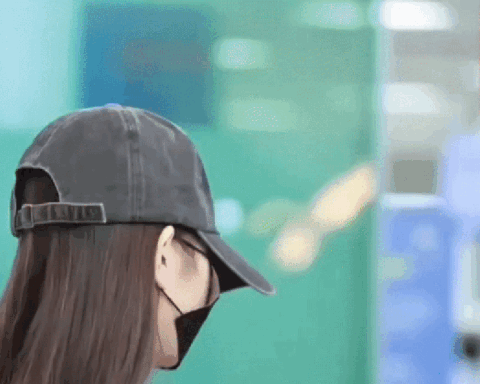 21,3 triệu người xem “Công chúa Kpop” ngúng nguẩy, công khai thái độ với nhân viên sân bay