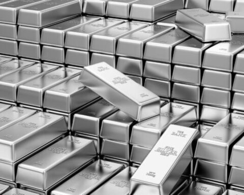 Quỹ bạc lớn nhất thế giới bán gần 17 tấn khi giá bạc rơi về đáy gần nửa năm