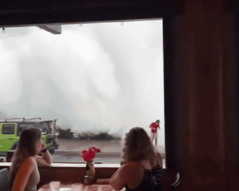 Cảnh tượng ngỡ trên phim mới có: Sóng lớn tràn bờ, đổ ập xuống nhà hàng và đường phố