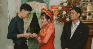 “Con xin phép gọi cô là má”: Món quà cưới đặc biệt khiến cô dâu bật khóc xúc động