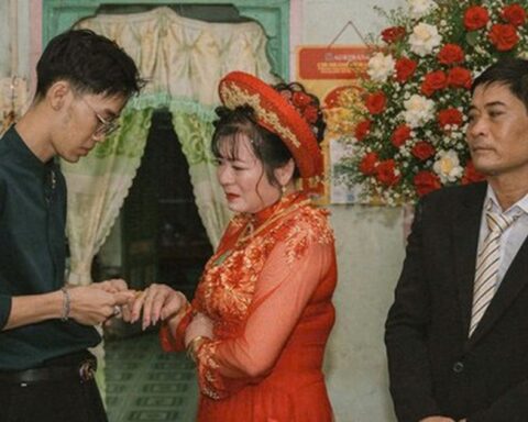 “Con xin phép gọi cô là má”: Món quà cưới đặc biệt khiến cô dâu bật khóc xúc động