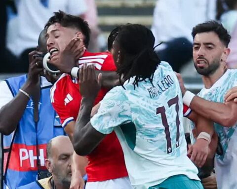 Hỗn chiến kinh hoàng trước World Cup: Sao Bồ Đào Nha bóp cổ, tát đối thủ phải nhận thẻ đỏ trực tiếp!