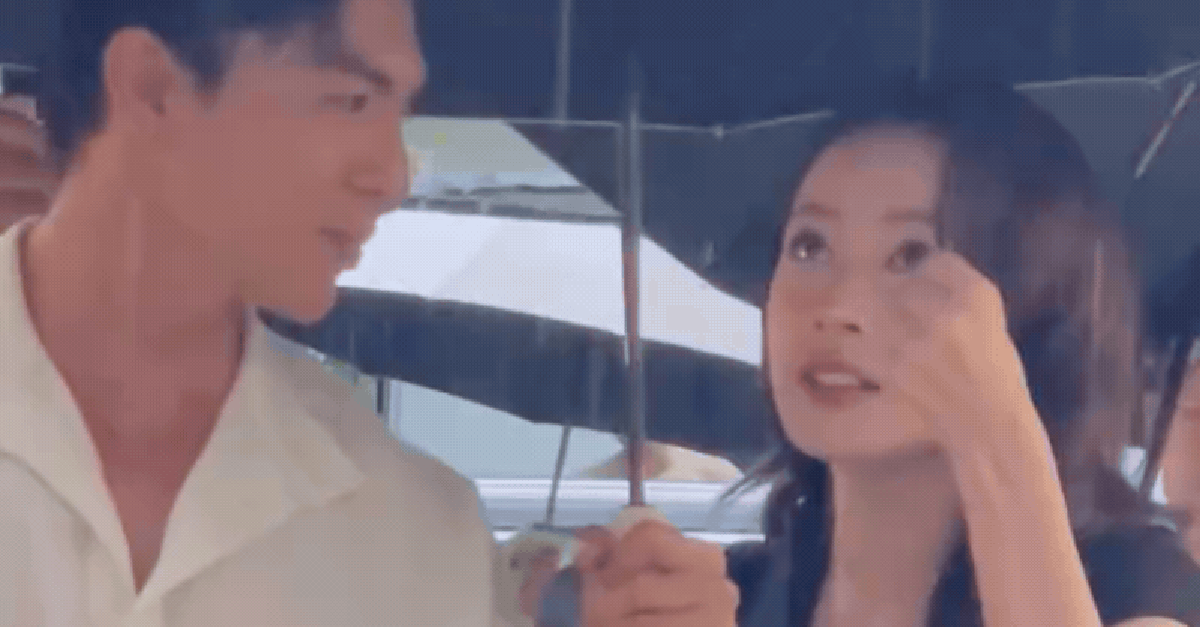 Chi Pu và mỹ nam 6 múi che chung chiếc ô, mưa ướt điện thoại cũng không che được hào quang này