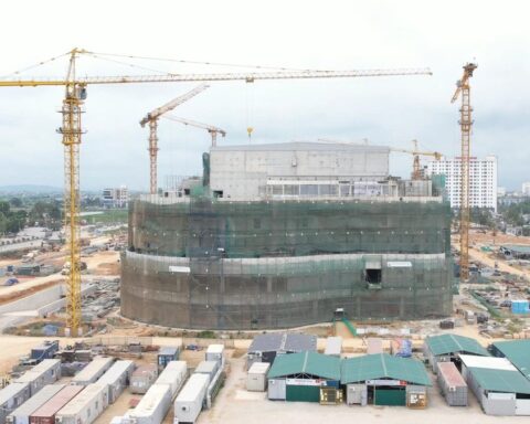 Hàng trăm kỹ sư, công nhân cùng nhiều thiết bị hiện đại tăng tốc triển khai trung tâm thương mại Aeon Mall quy mô lớn nhất Việt Nam, sẽ đi vào hoạt động trong vài tháng nữa