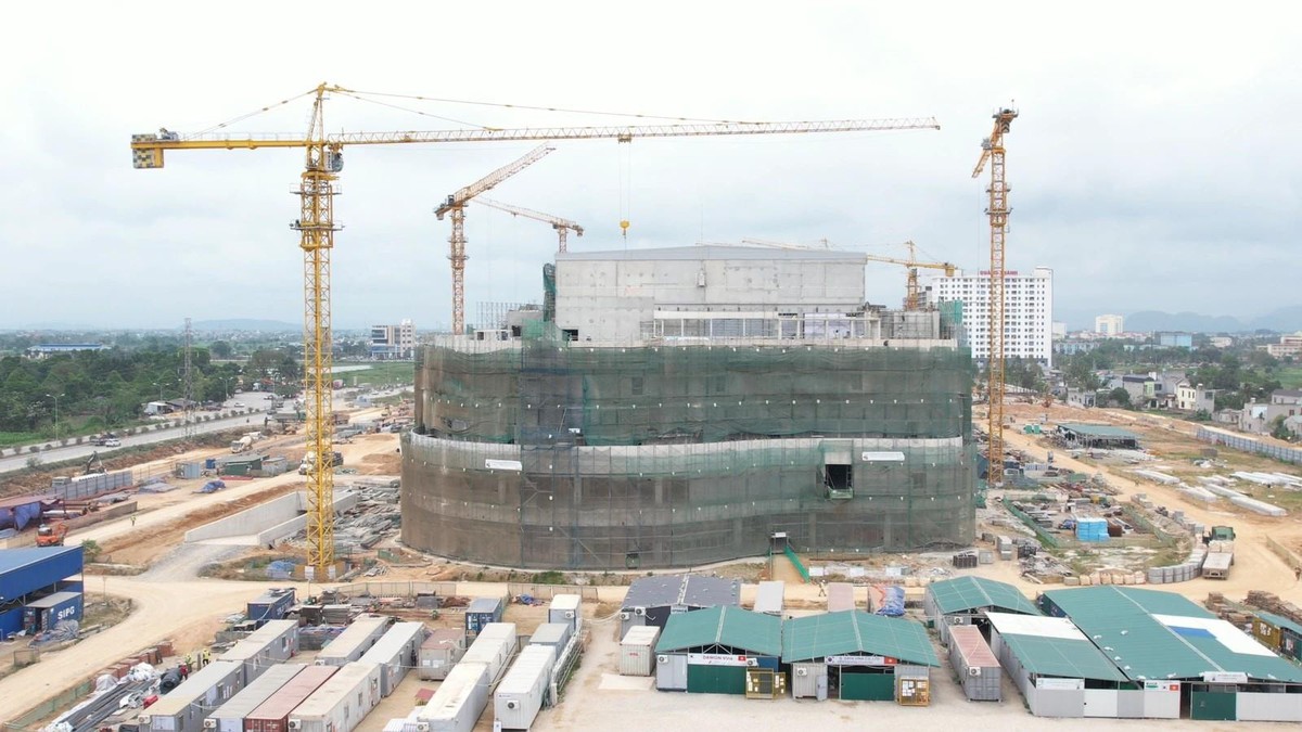 Hàng trăm kỹ sư, công nhân cùng nhiều thiết bị hiện đại tăng tốc triển khai trung tâm thương mại Aeon Mall quy mô lớn nhất Việt Nam, sẽ đi vào hoạt động trong vài tháng nữa