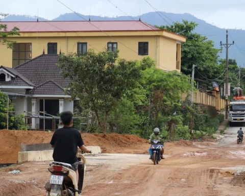 Người dân khốn khổ vì dự án chống ngập đào lên rồi… bỏ đó