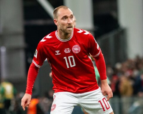 Christian Eriksen lại đổ gục trên sân