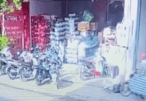 Cháy quán photocopy khiến cụ ông tử vong: Camera ghi cảnh con trai nạn nhân phóng hỏa, hé lộ nguồn cơn