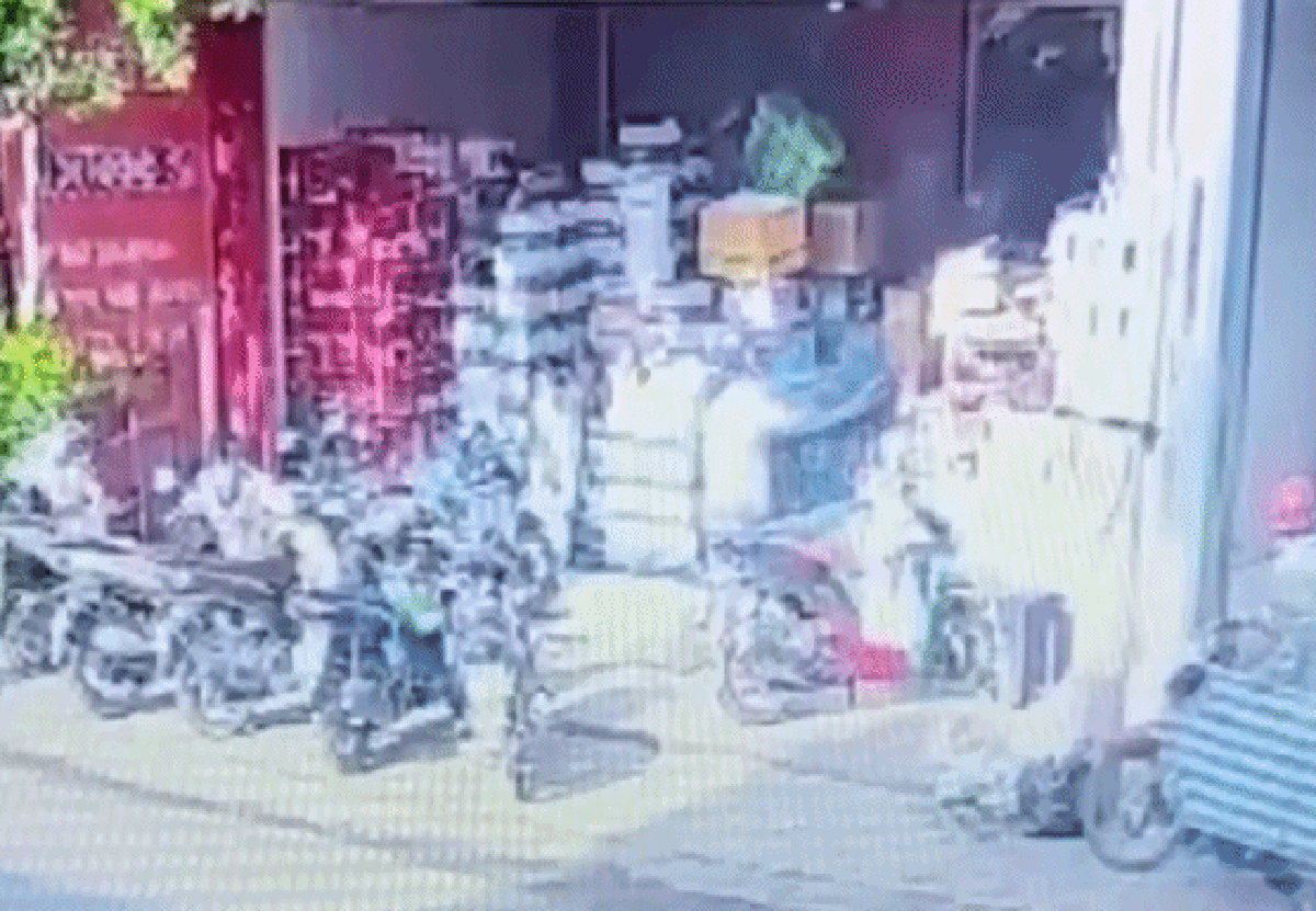 Cháy quán photocopy khiến cụ ông tử vong: Camera ghi cảnh con trai nạn nhân phóng hỏa, hé lộ nguồn cơn