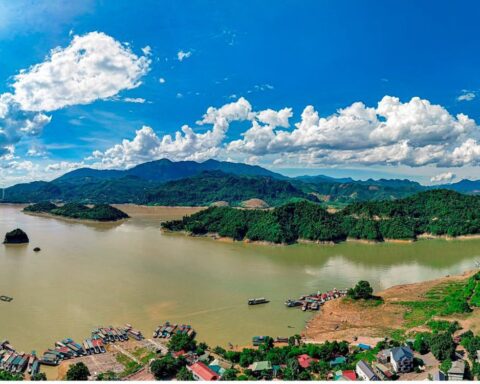 Hồ nước nhân tạo lớn nhất Việt Nam dài lên đến 230 km, có công trình lớn nhất Đông Nam Á thế kỷ 20…được quy hoạch khu du lịch 52.200ha, được ông lớn SunGroup “để mắt” đến