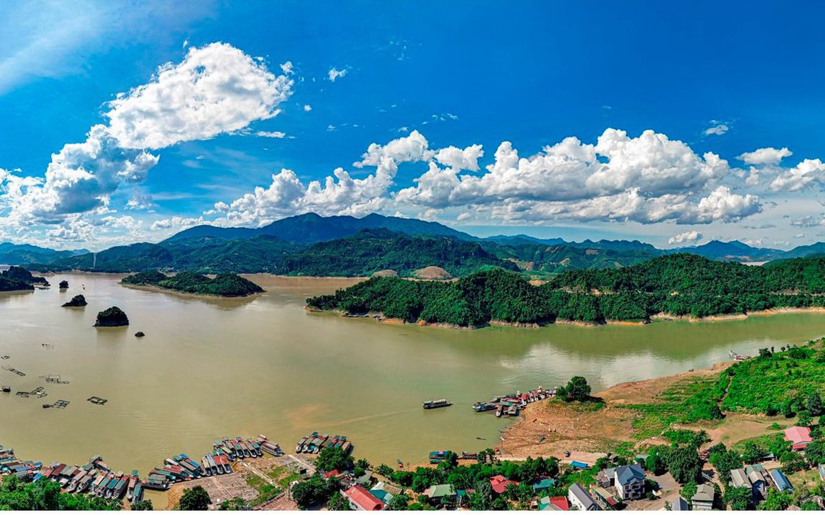 Hồ nước nhân tạo lớn nhất Việt Nam dài lên đến 230 km, có công trình lớn nhất Đông Nam Á thế kỷ 20…được quy hoạch khu du lịch 52.200ha, được ông lớn SunGroup “để mắt” đến