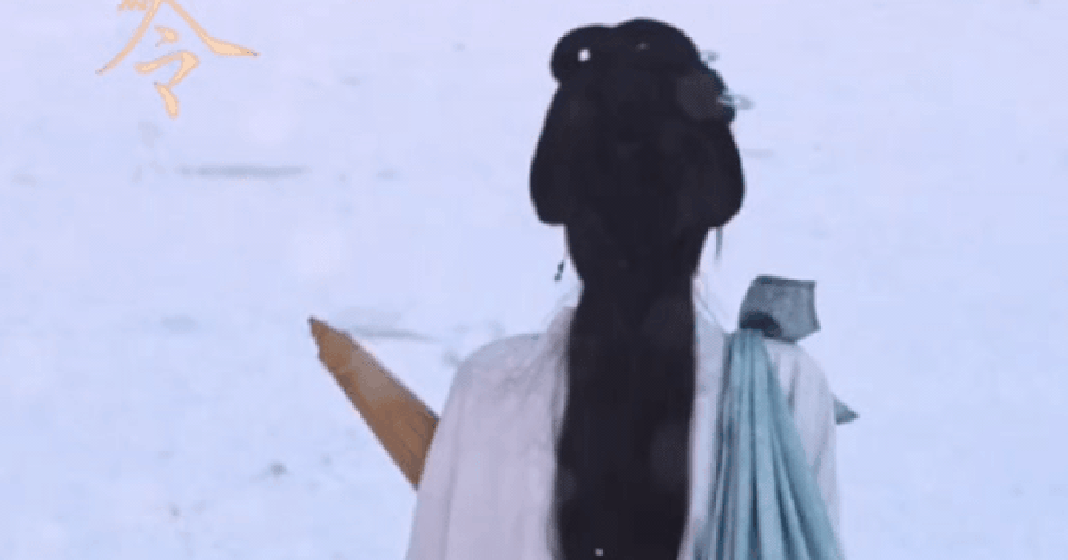 Đang viral mỹ nhân có đôi mắt to hơn cả miệng: Đính 2 viên kim cương trên mặt, visual độc bản không thể sao chép