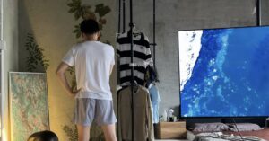 Chàng trai 9x mua nhà nhưng “lười” chi thêm tiền hoàn thiện, sống “trần trụi” giữa sàn vữa tường xi măng: Gây bão MXH vì tư duy ngược