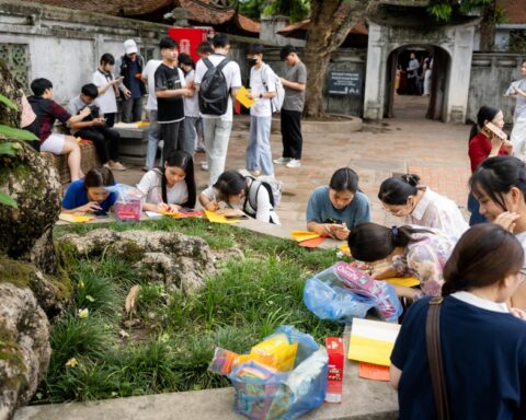 Cảnh tượng mỗi năm chỉ có đúng một lần tại Văn Miếu – Quốc Tử Giám trước giờ G thi tốt nghiệp THPT