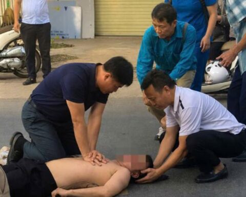 Phó giám đốc bệnh viện và đồng nghiệp ép tim cứu người gặp nạn trên đường