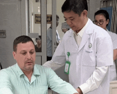 Khách Tây đến 1 bệnh viện tại Việt Nam phẫu thuật cột sống khi thử đủ cách không khỏi: 1 ngày đã được xuất viện, 6 giờ sau mổ nói ngay 1 câu