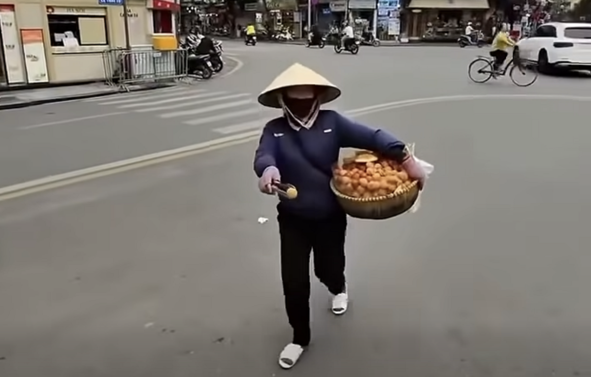 Xác minh người bán rong “chặt chém” khách Tây 430.000 đồng 10 chiếc bánh rán