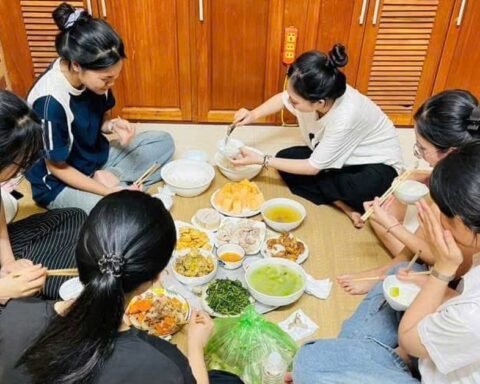Người phụ nữ Hà Nội nấu cơm, mở cửa đón hơn 70 sĩ tử và phụ huynh ở miễn phí