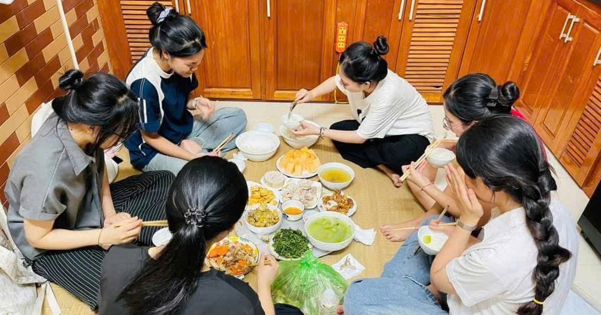 Người phụ nữ Hà Nội nấu cơm, mở cửa đón hơn 70 sĩ tử và phụ huynh ở miễn phí
