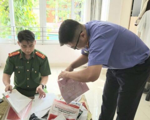 Thi hành lệnh khám xét nơi ở, bắt tạm giam cán bộ thuế Đào Thị Ngân SN 1972