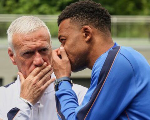 HLV Pháp nổi đóa: “Tôi chắc phải ngu ngốc lắm mới xếp Mbappe đá tiền đạo cắm!”